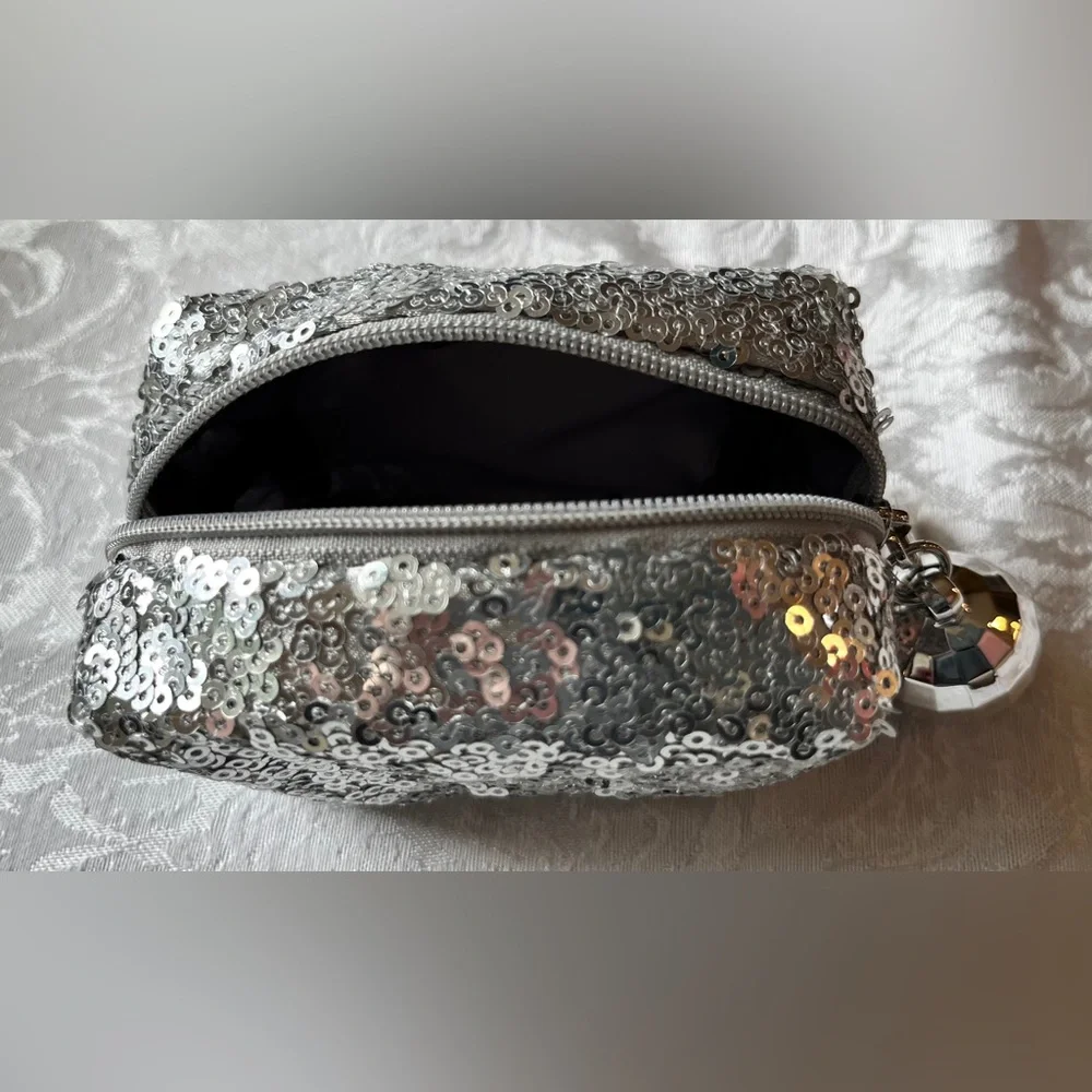 MAC Cosmetics dazzling silver